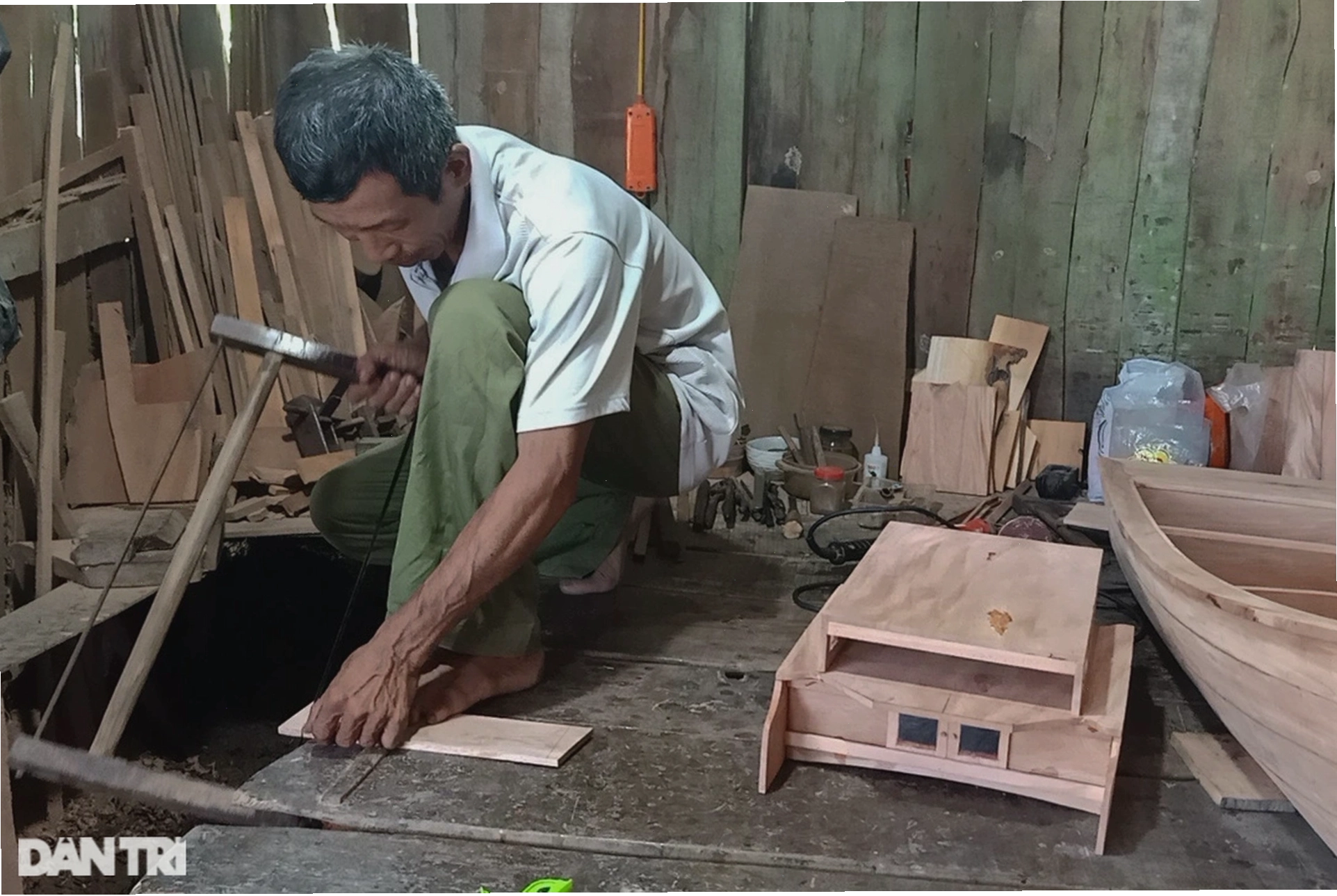 Chiếc xuồng nhỏ được chế tác tinh xảo, có thể xem là một tác phẩm nghệ thuật