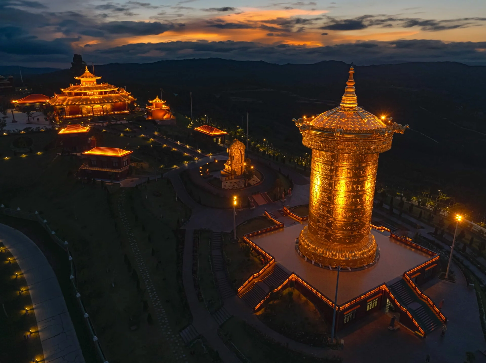 Chiêm ngưỡng Đại bảo tháp Kinh luân lớn nhất thế giới tại Đà Lạt