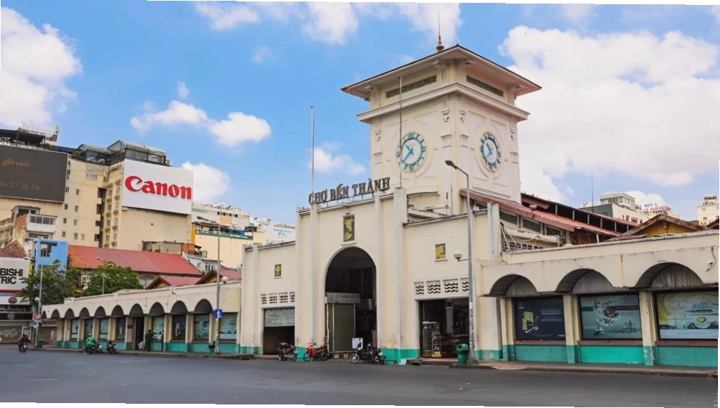 Chợ Bến Thành có đa dạng sản phẩm từ quần áo đến đồ thủ công mỹ nghệ