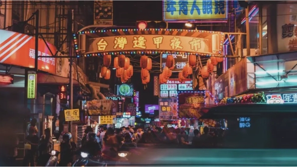 Chợ đêm Fengjia sầm uất với đủ loại mặt hàng và ẩm thực hấp dẫn