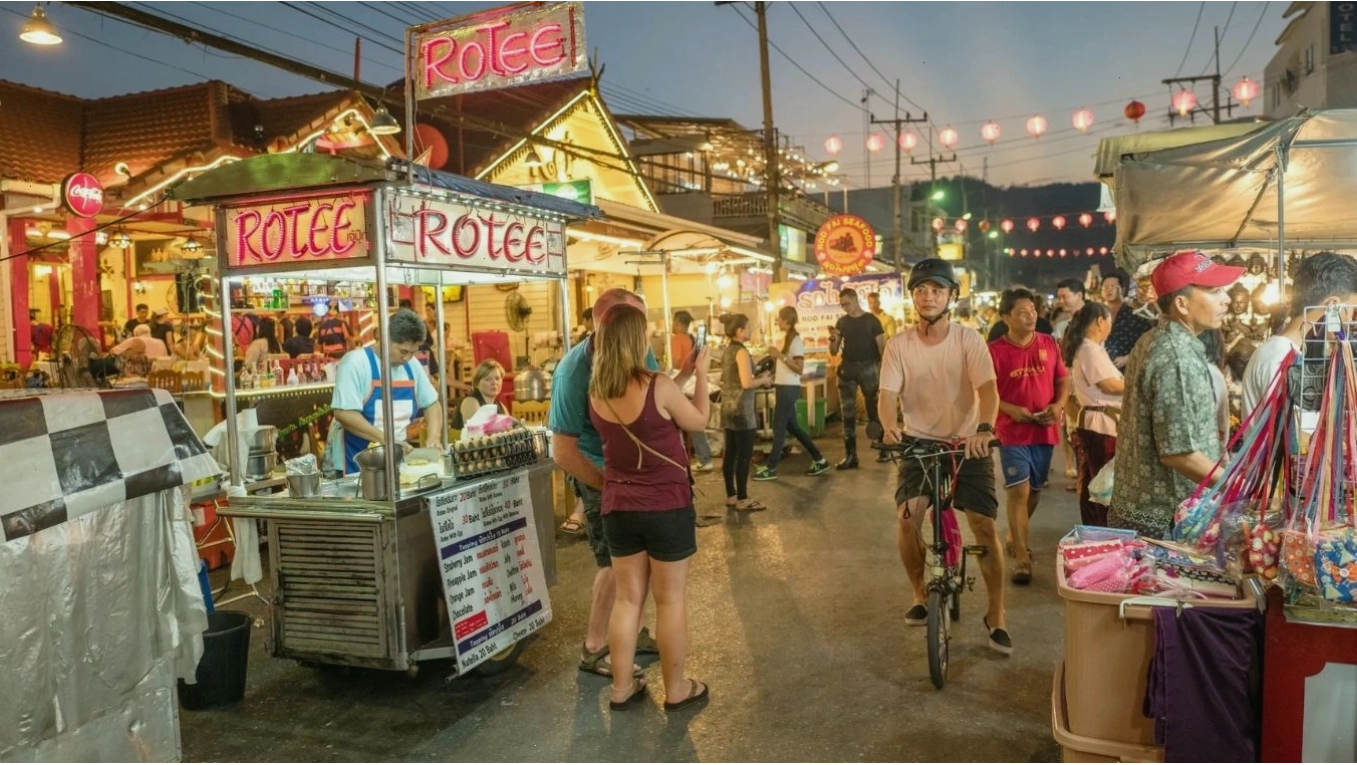 Chợ đêm Hua Hin sôi động với nhiều món ăn và đồ lưu niệm