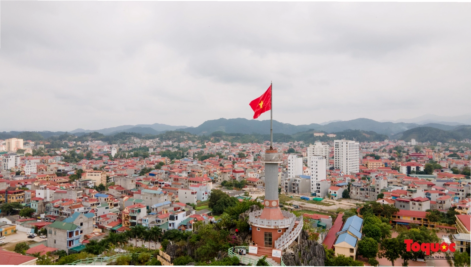 Chợ Đông Kinh sầm uất nằm đối diện Núi Phai Vệ