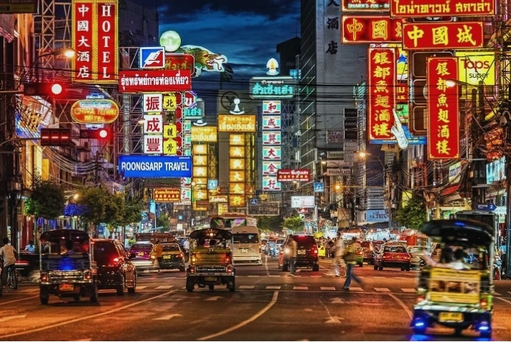 Chợ Maeklong nhộn nhịp trên đường ray xe lửa