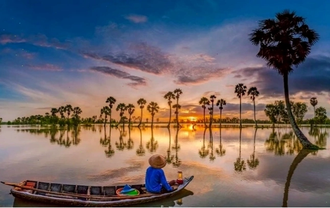 Chợ nổi Cái Răng Cần Thơ vào buổi sáng sớm nhộn nhịp ghe thuyền