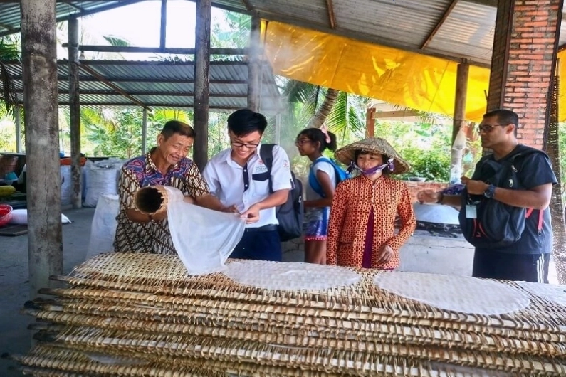 Chợ nổi Cái Răng sầm uất vào buổi sáng