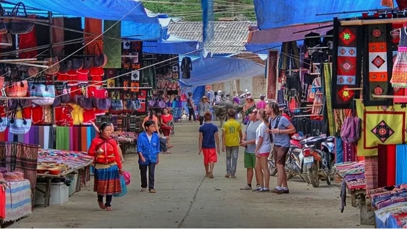 Chợ phiên Bản Lác Mai Châu bày bán các sản phẩm thổ cẩm và nông sản địa phương