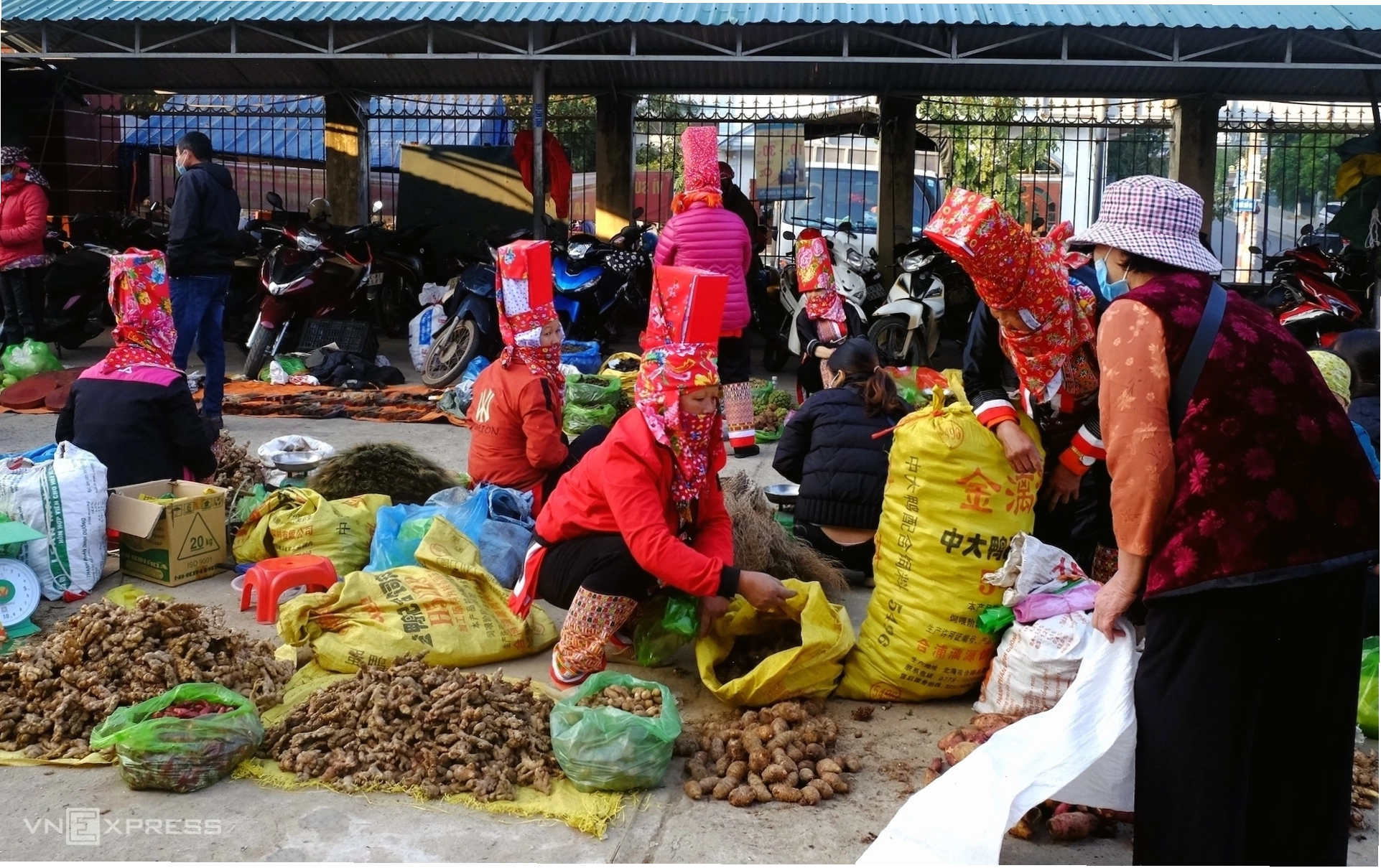 Chợ phiên vùng cao Bình Liêu rực rỡ sắc màu