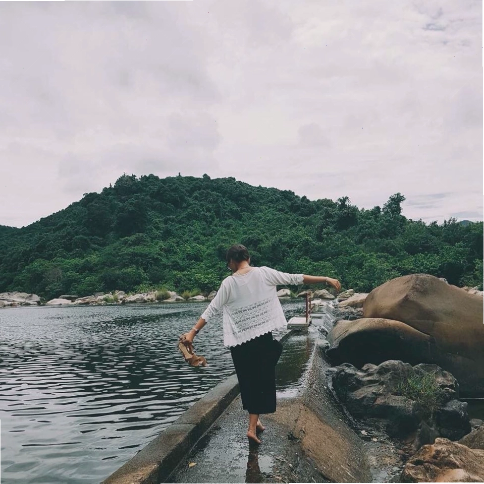 Chòi lá ven hồ tại khu du lịch Hầm Hô