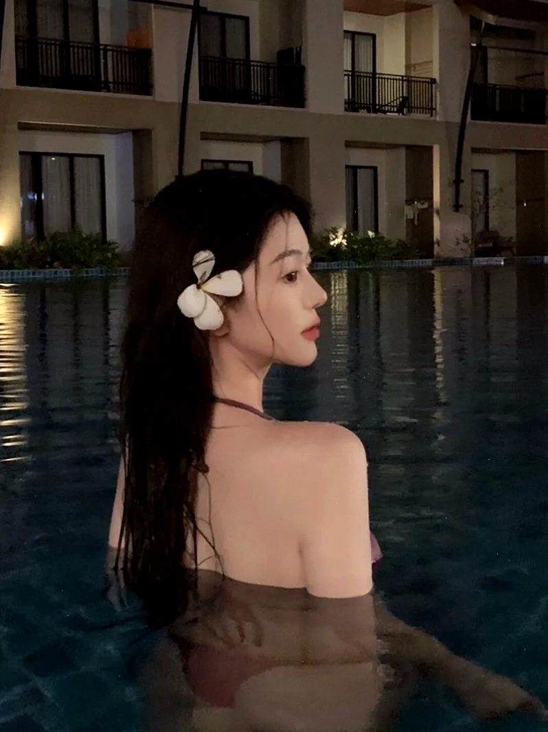 Chọn trang phục phù hợp để chụp ảnh bể bơi