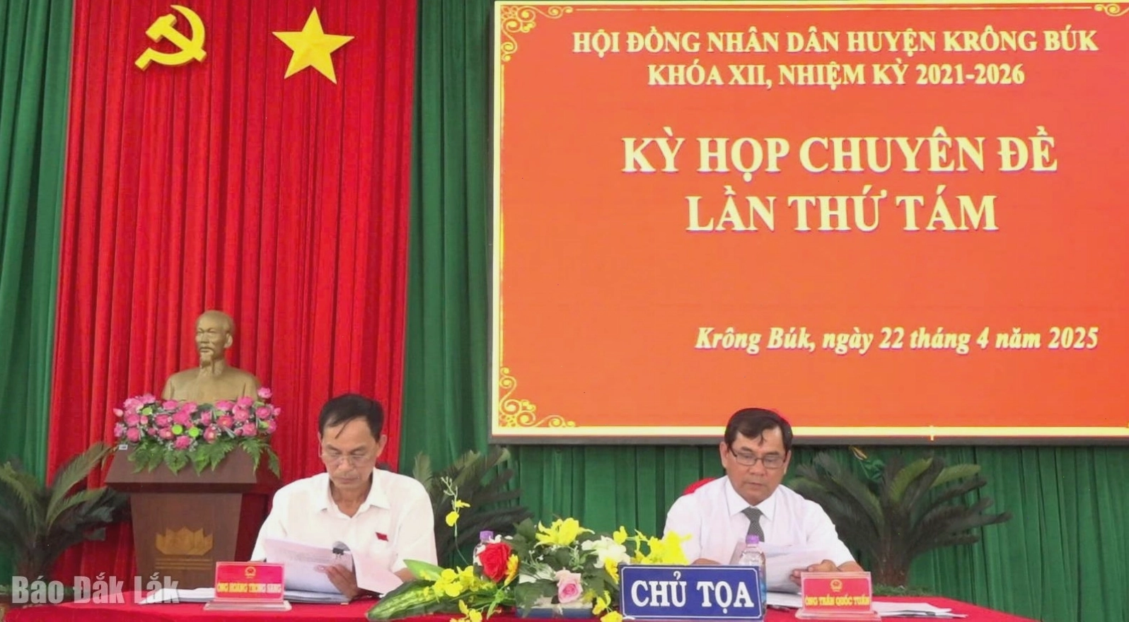 Chủ tịch HĐND huyện Trần Quốc Tuấn và Phó Chủ tịch HĐND huyện Hoàng Trọng Sang đồng chủ trì kỳ họp.