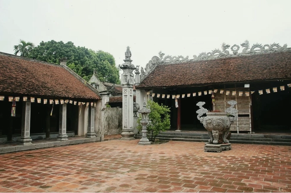 Chùa Bà Đanh với kiến trúc cổ kính và không gian yên bình bên sông Đáy