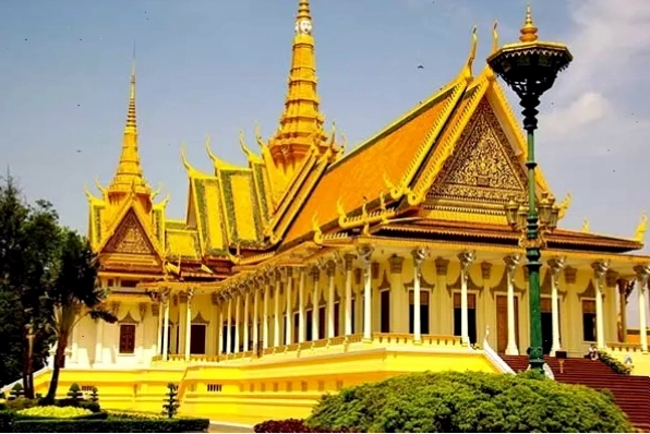 Chùa Bạc với nền lát bạc và các bảo vật quý giá