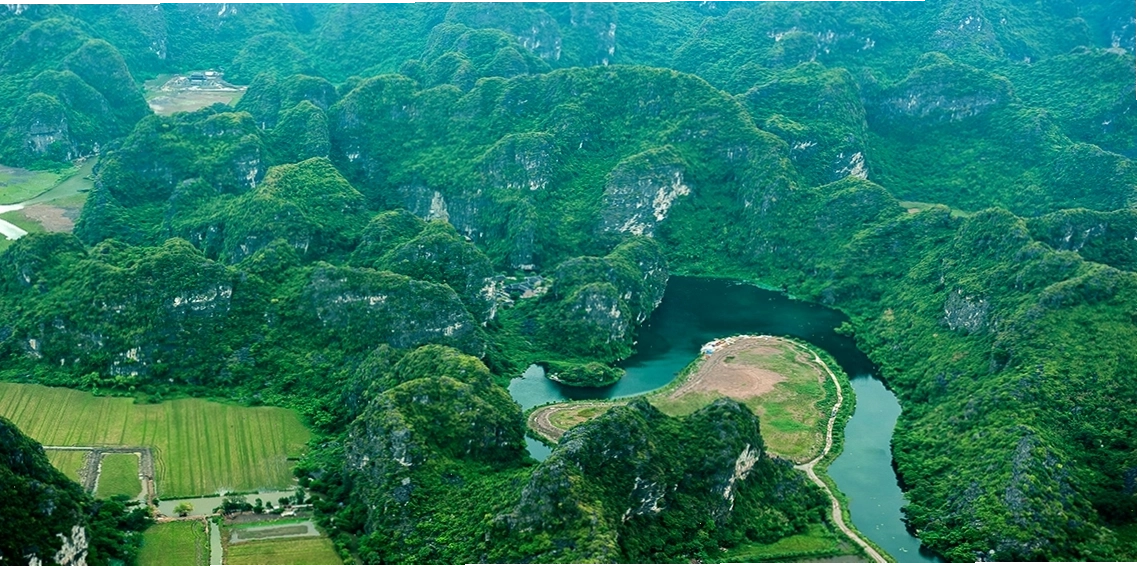 Chùa Bích Động cổ kính ẩn mình giữa núi rừng