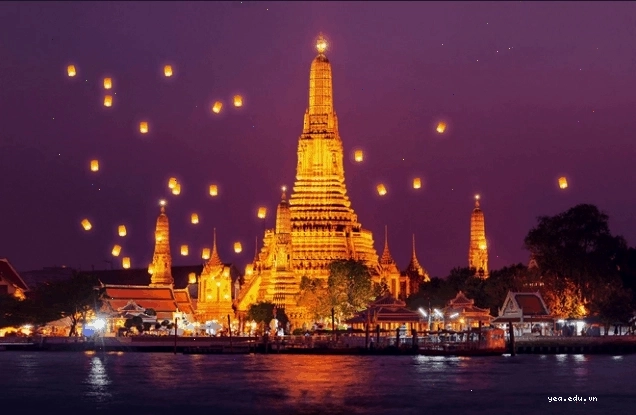 Chùa Bình Minh lung linh về đêm bên sông Chao Phraya