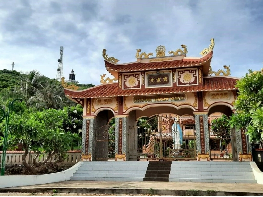 Chùa Linh Bửu dưới chân núi Cấm