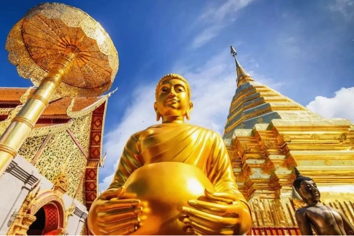 Chùa Phrathat Doi Suthep mạ vàng rực rỡ trên đỉnh núi
