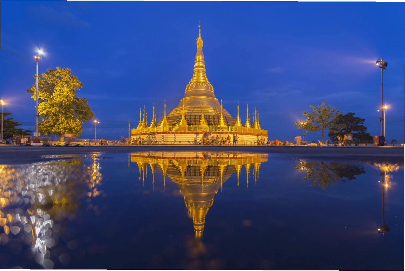 Chùa Shwedagon lung linh về đêm dưới ánh đèn