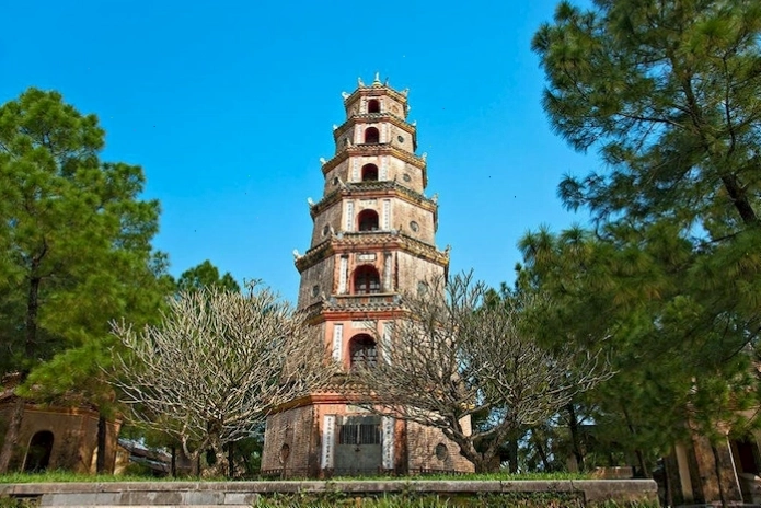 Chùa Thiên Mụ cổ kính nhìn ra sông Hương