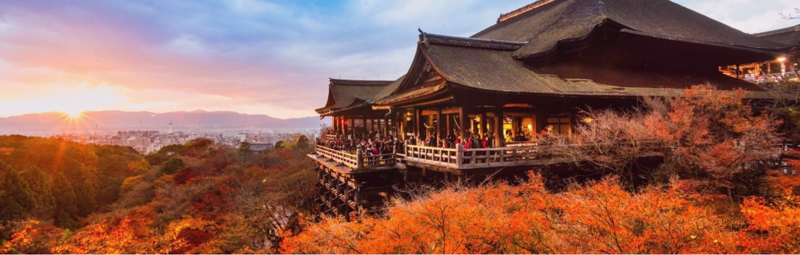 Chùa Todai-ji khoác lên mình sắc đỏ rực rỡ của mùa thu