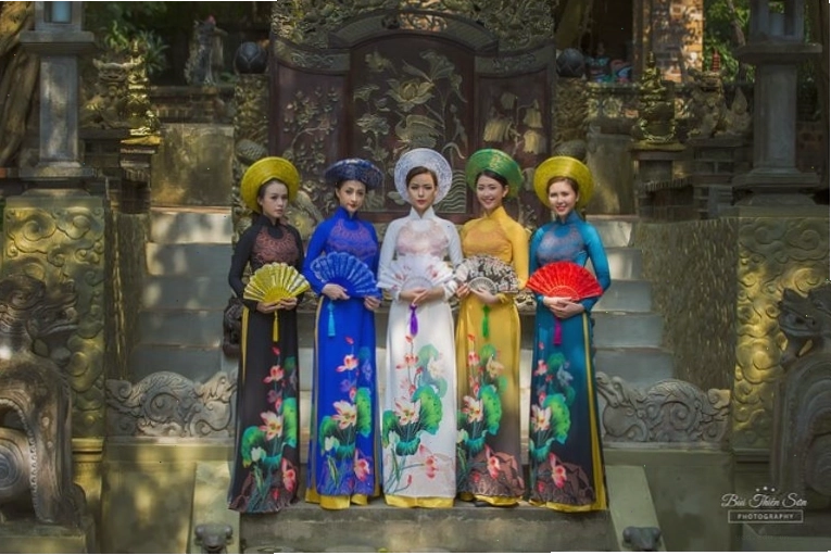 Chụp ảnh áo dài duyên dáng tại Việt Phủ Thành Chương