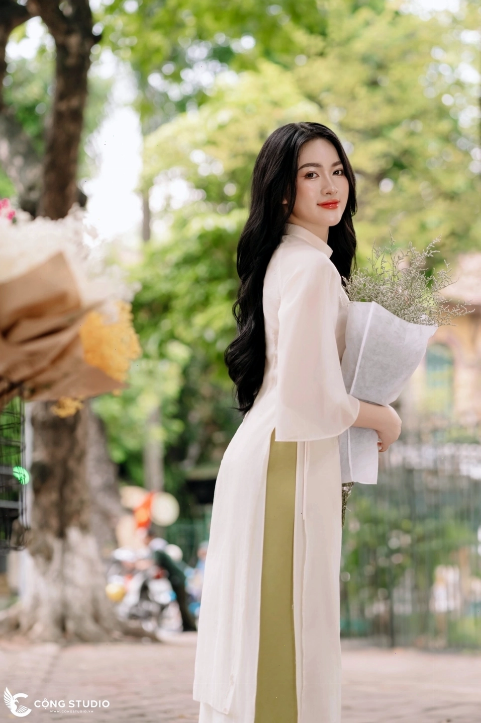 Chụp ảnh áo dài tại phố Phan Đình Phùng vào mùa thu