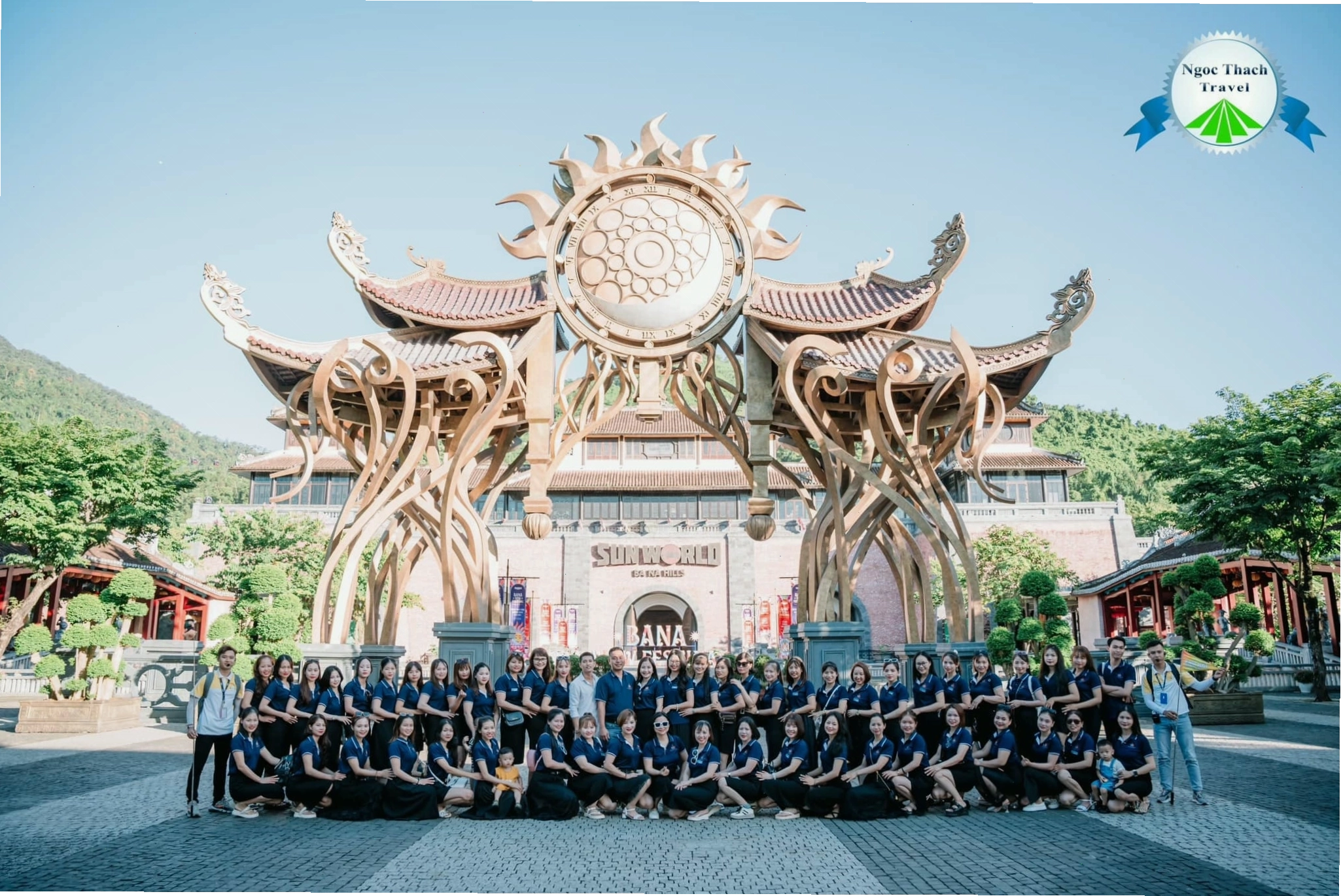 Chụp ảnh Bà Nà Hills 2025 tại cổng Bà Nà Hills với kiến trúc biểu tượng và không gian check-in rộng lớn