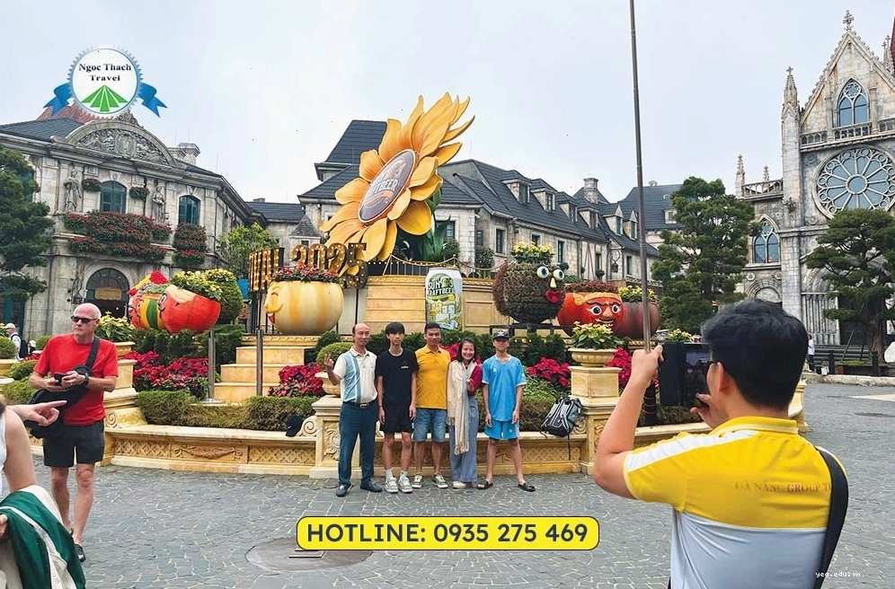 Chụp ảnh Bà Nà Hills tại Làng Pháp với không gian trang trí lễ hội và kiến trúc châu Âu cổ kính