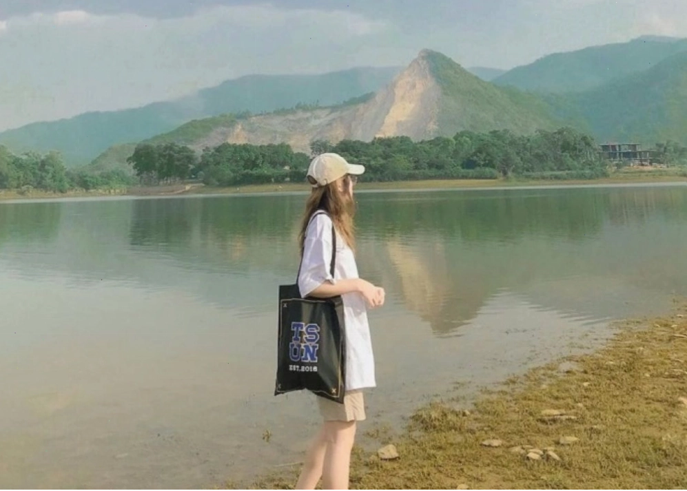 Chụp ảnh check-in lưu giữ kỷ niệm tại Hồ Đồng Chanh