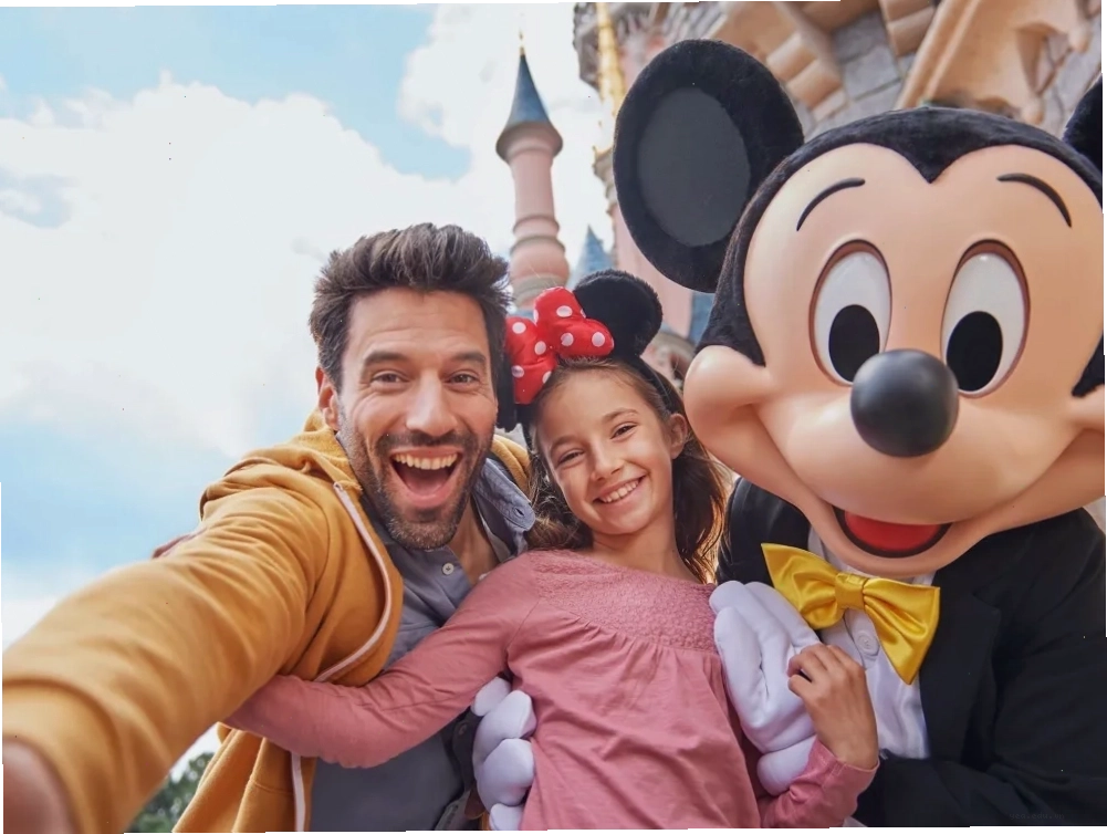 Chụp ảnh cùng các nhân vật Disney tại Disneyland Paris