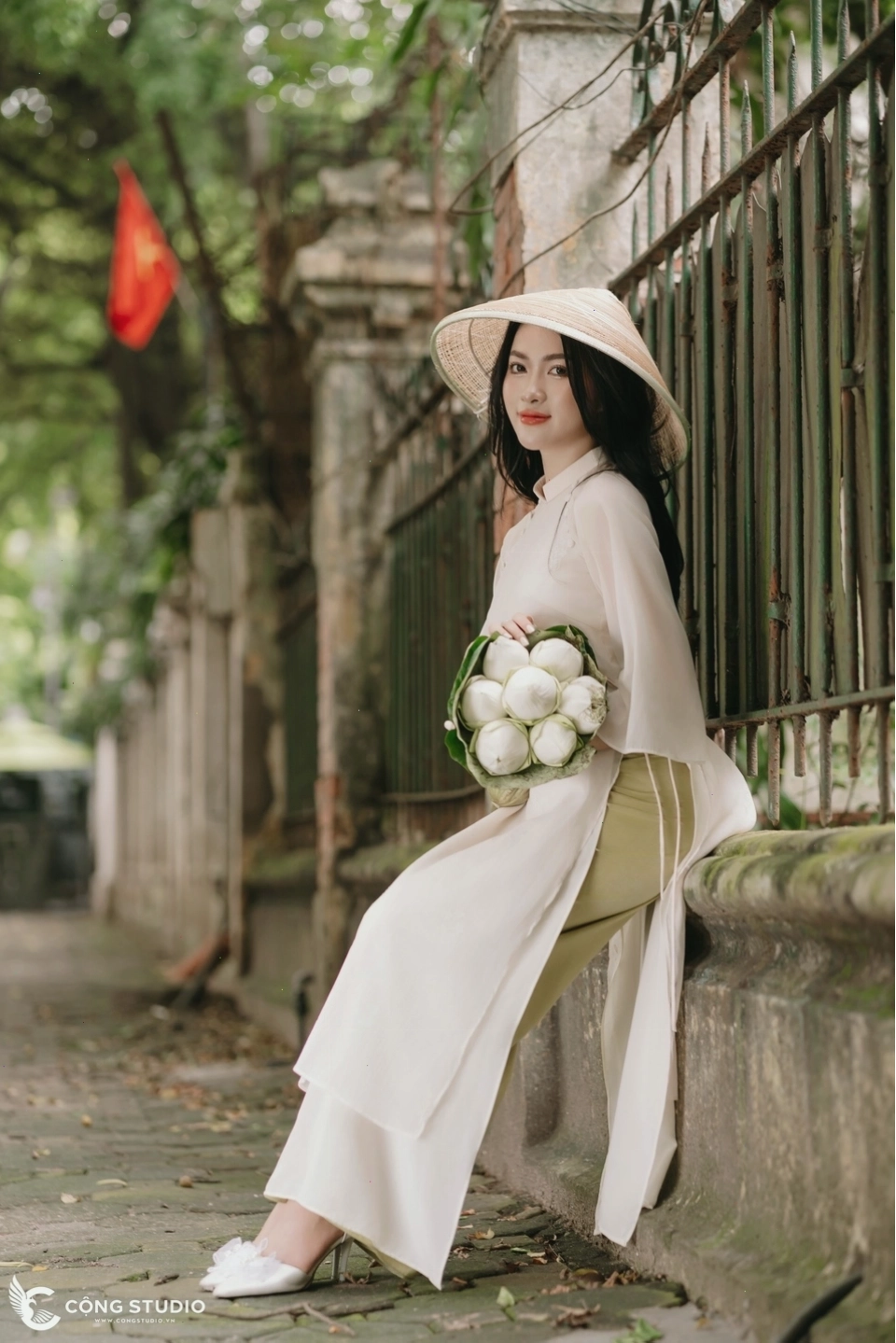 Chụp ảnh kỷ niệm tại Phan Đình Phùng