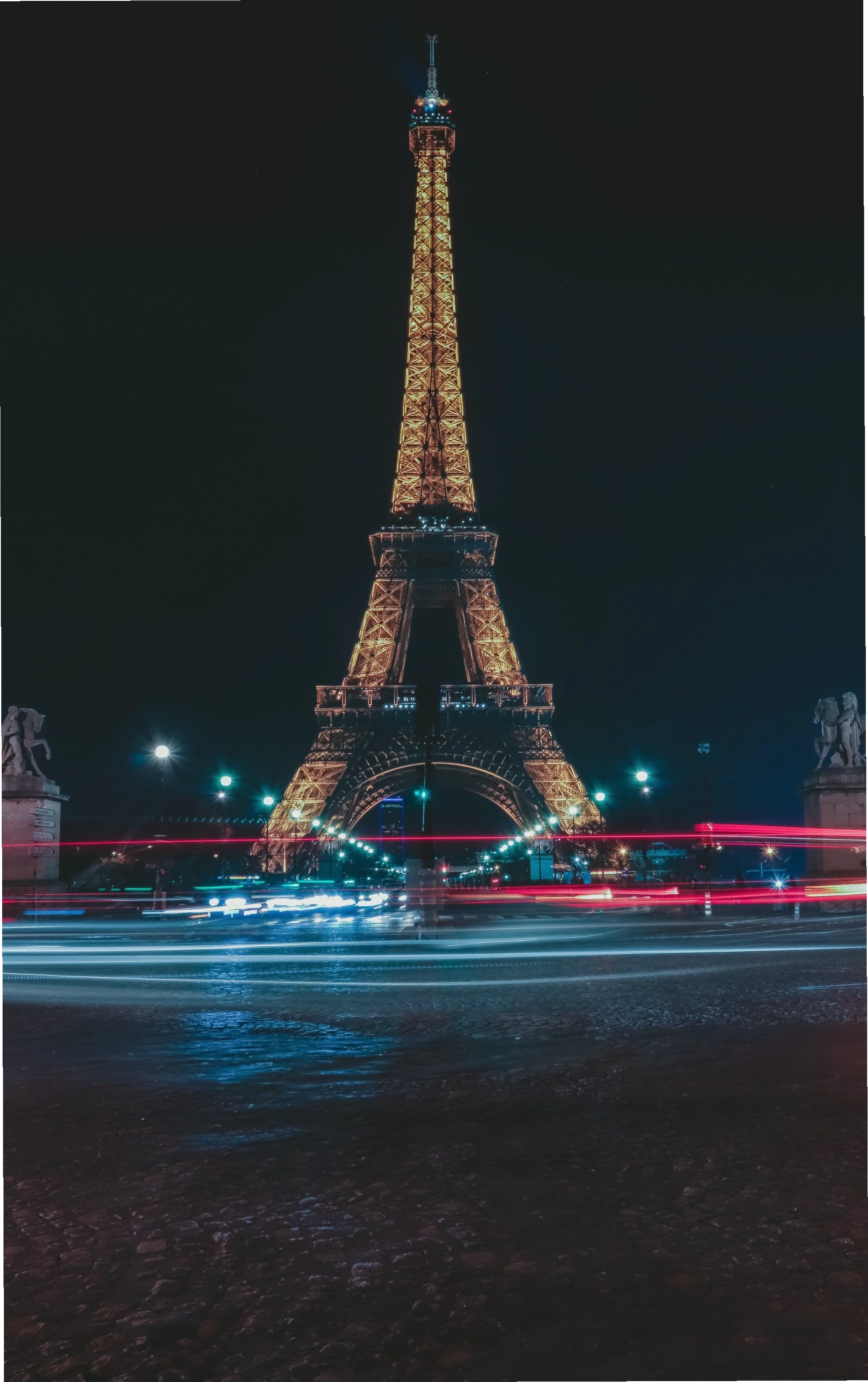 Chụp hình tháp Eiffel vào buổi tối có thể khiến bạn... bị kiện ra toà, và đây là lí do! - Ảnh 1.