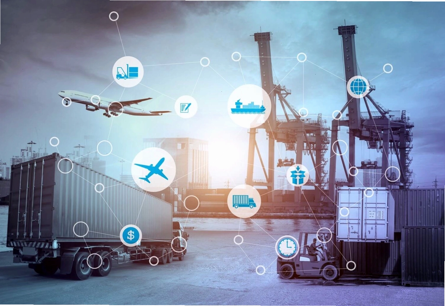 Chuyên viên logistics đang làm việc tại văn phòng