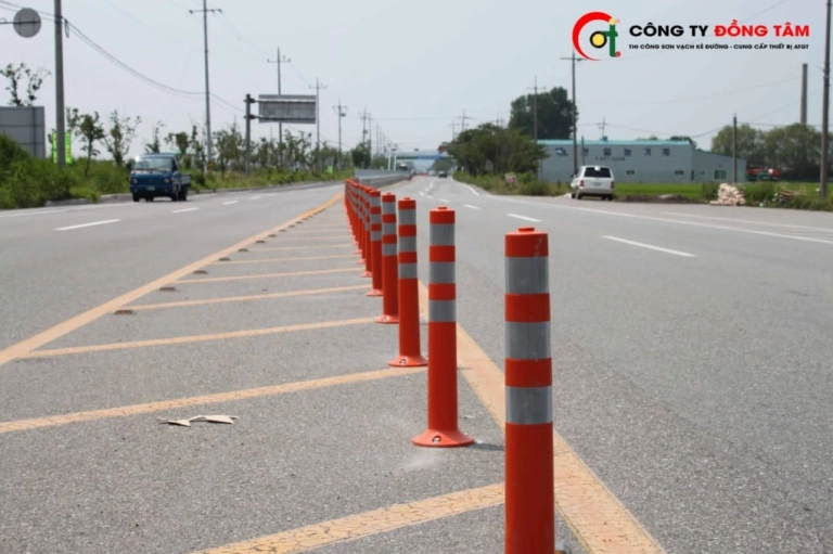 Cọc tiêu giao thông là gì? Phân loại, Tác dụng và Lưu ý khi sử dụng