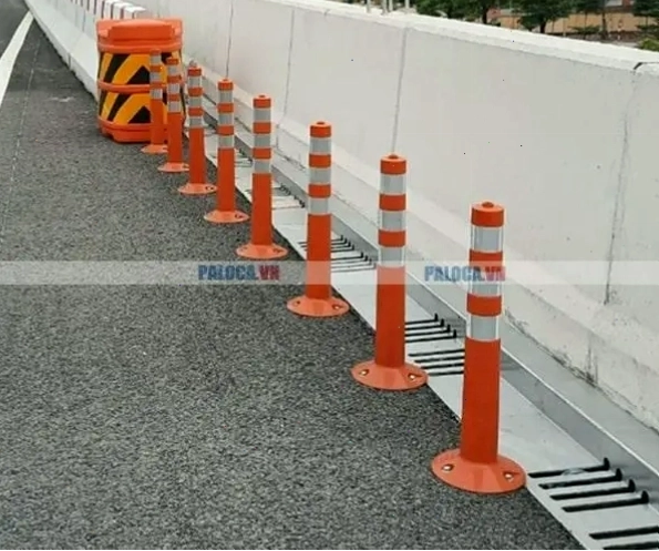 Cọc tiêu hình trụ dùng để phân làn đường