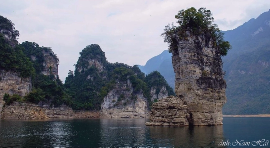Cọc Vài Phạ biểu tượng của Na Hang trong tour du lịch Tuyên Quang