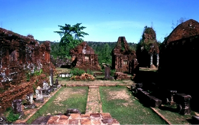 Con đường dẫn đến Thánh địa Mỹ Sơn