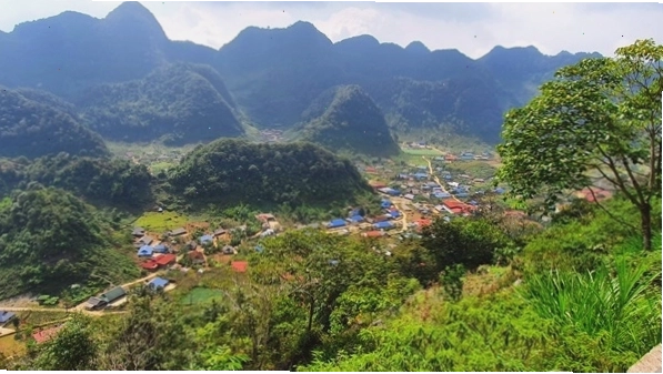 Con đường dẫn lên Hang Kia Pà Cò