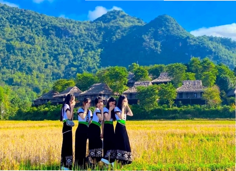 Con đường dẫn vào Bản Lác Mai Châu Hòa Bình.