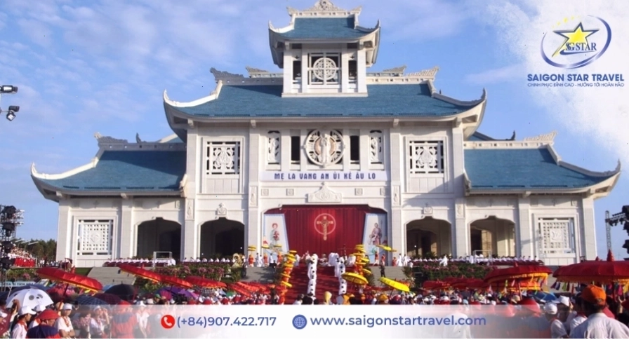 Con đường dẫn vào Thánh địa La Vang thanh bình