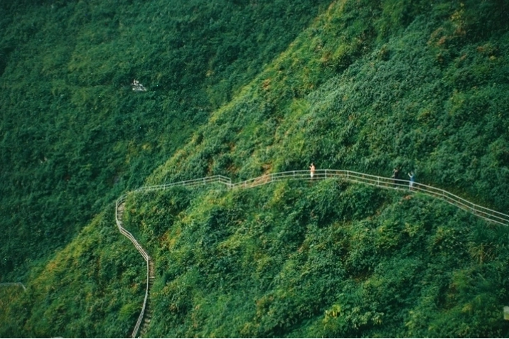 Con đường đèo Mã Pí Lèng uốn lượn