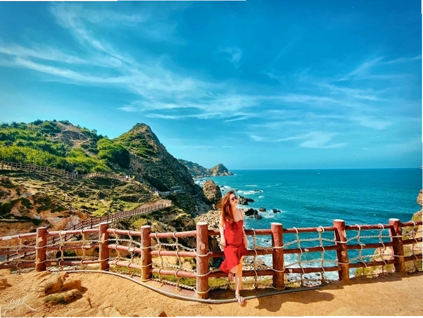 Con đường đi bộ ven biển tại Eo Gió với bậc thang độc đáo