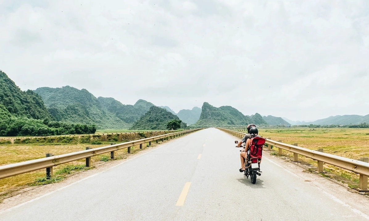 Con đường Hồ Chí Minh uốn lượn qua cảnh quan thiên nhiên tươi đẹp của Quảng Bình