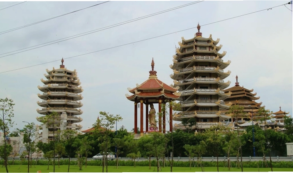 Con đường lát gạch dẫn vào khu vực chánh điện của Pháp viện Minh Đăng Quang