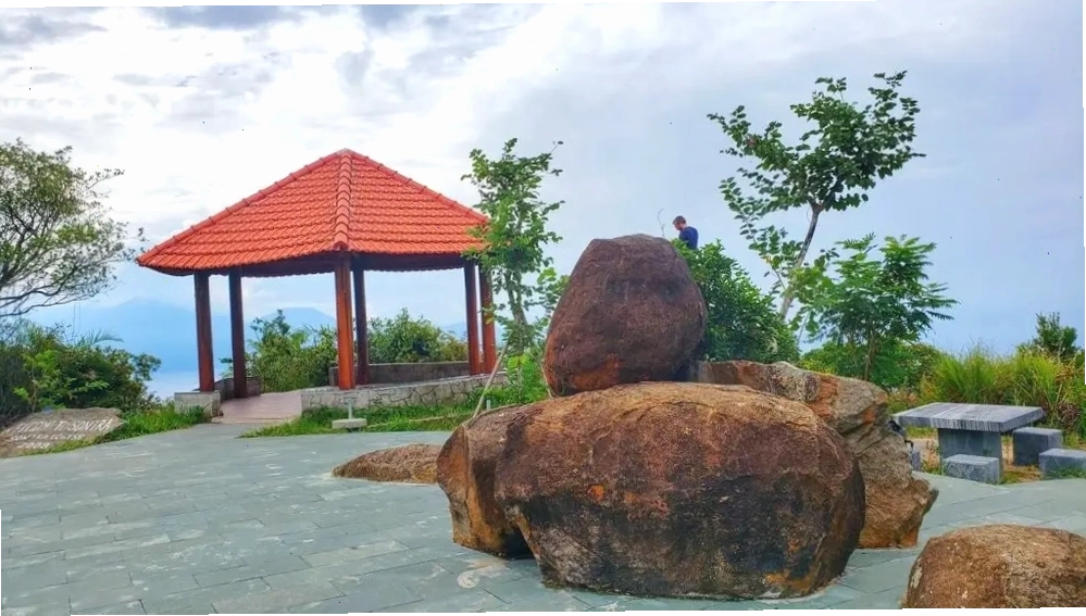 Con đường lên Nhà Vọng Cảnh trên bán đảo Sơn Trà