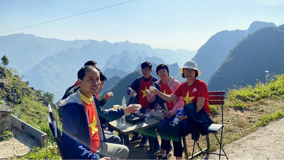 Con đường mòn cheo leo dẫn lên Vách đá trắng Hà Giang nhìn từ xa