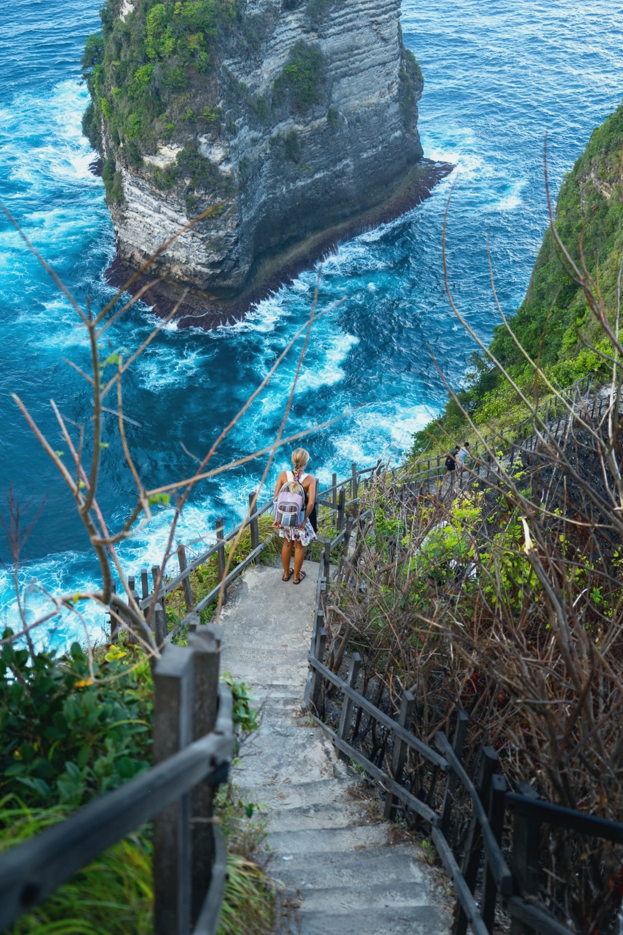 Con đường mòn dẫn xuống Kelingking Beach đầy thách thức nhưng cực kỳ xứng đáng.