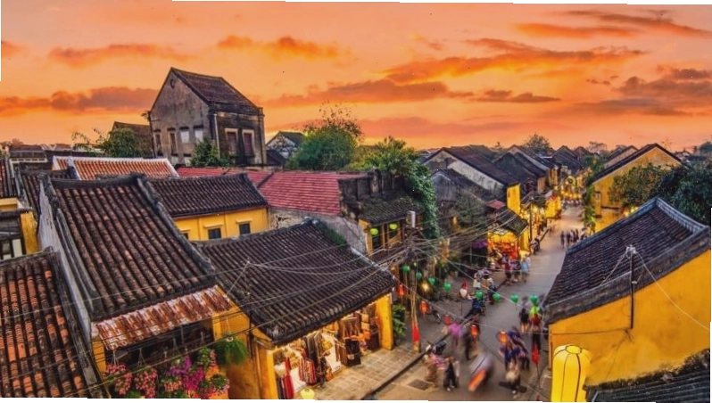 Con đường rợp bóng hoa giấy tại Phố cổ Hội An