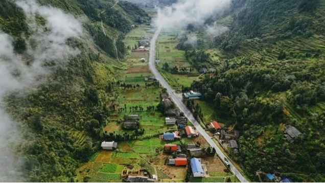 Con đường uốn lượn qua thung lũng tại Dốc Chín Khoanh