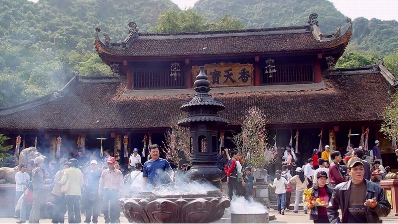 Con thuyền lướt trên sông