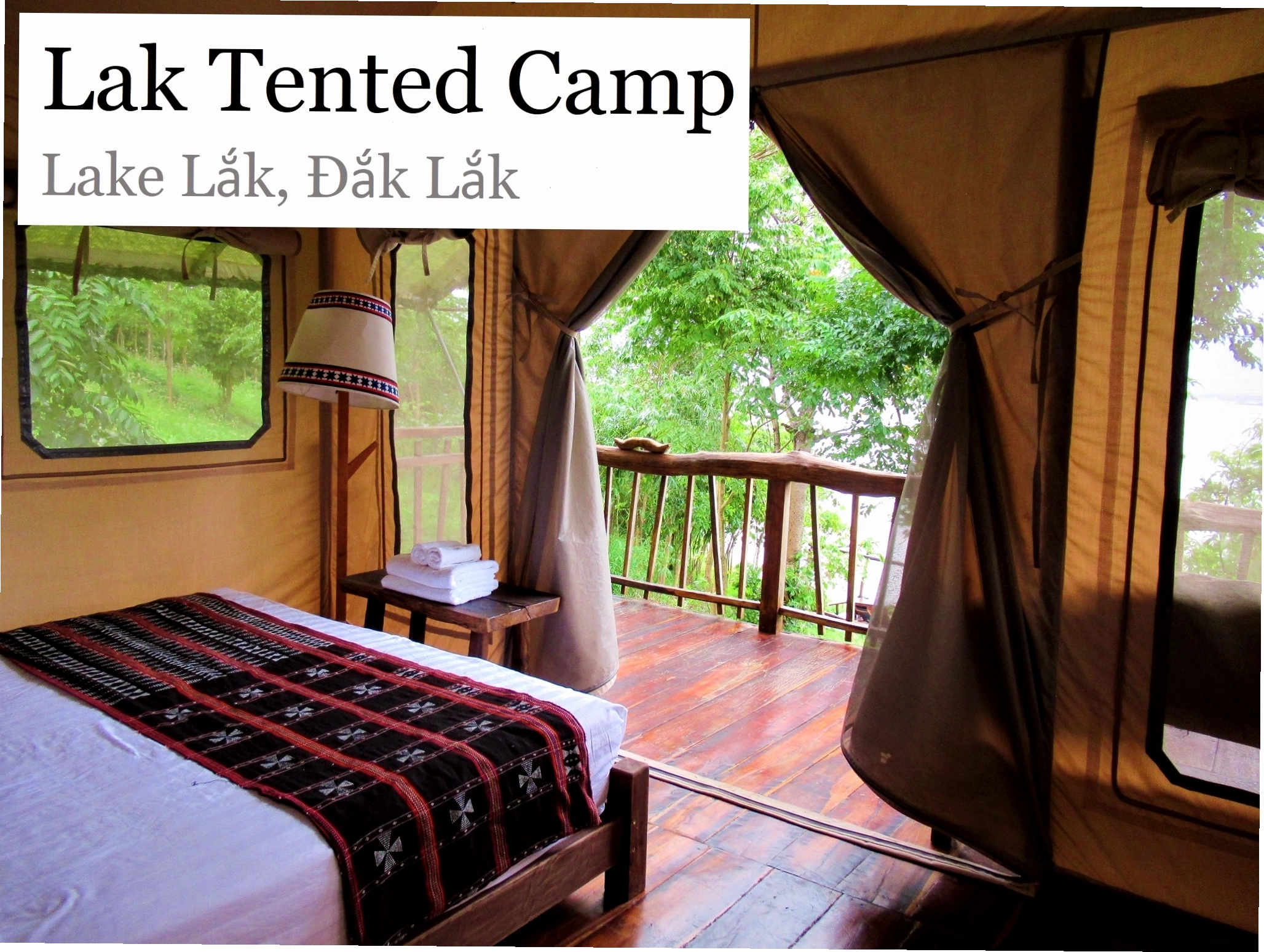Con thuyền nhỏ đưa du khách đến Lak Tented Camp qua mặt hồ phẳng lặng